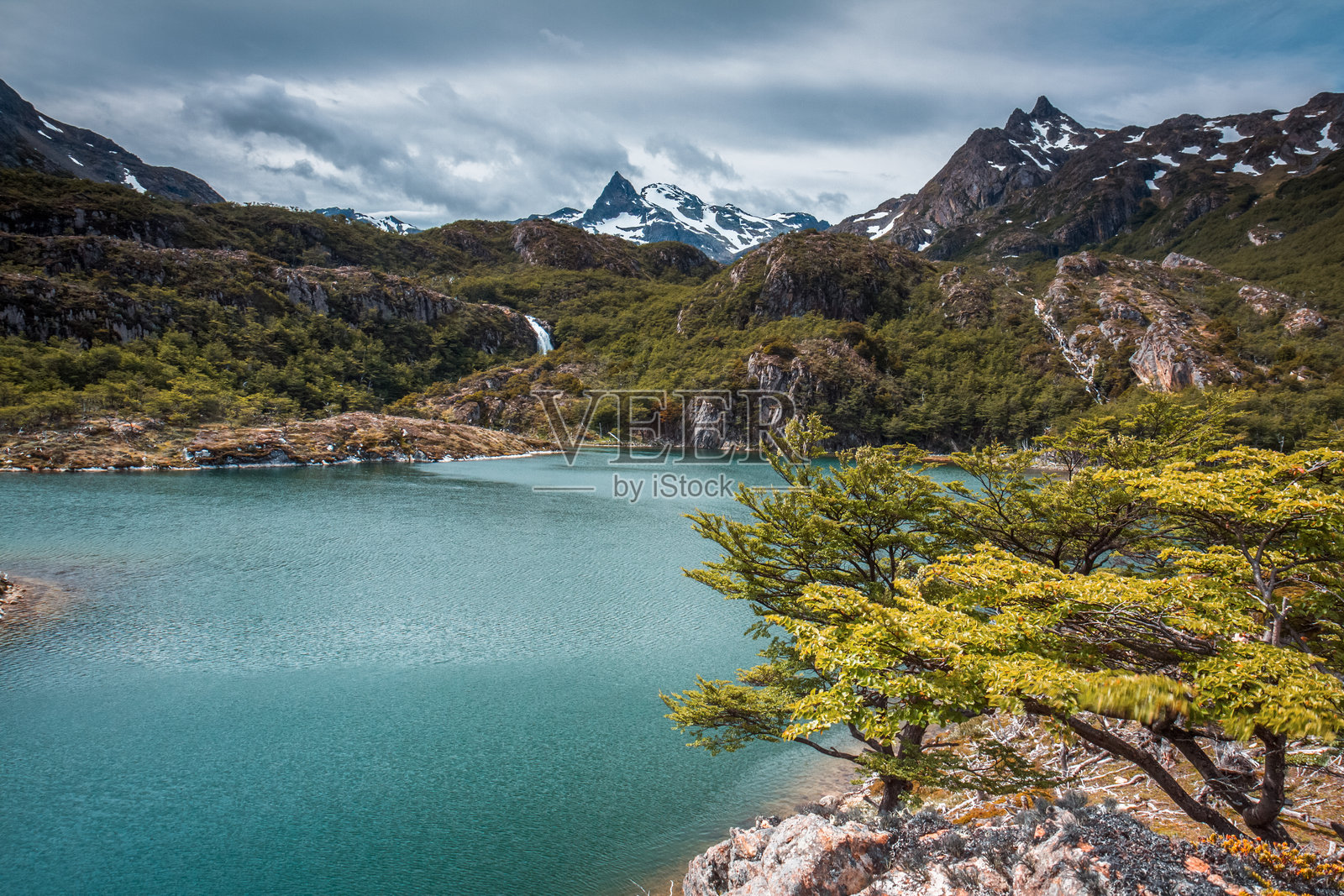 风景秀丽的湖和山对着天空照片摄影图片