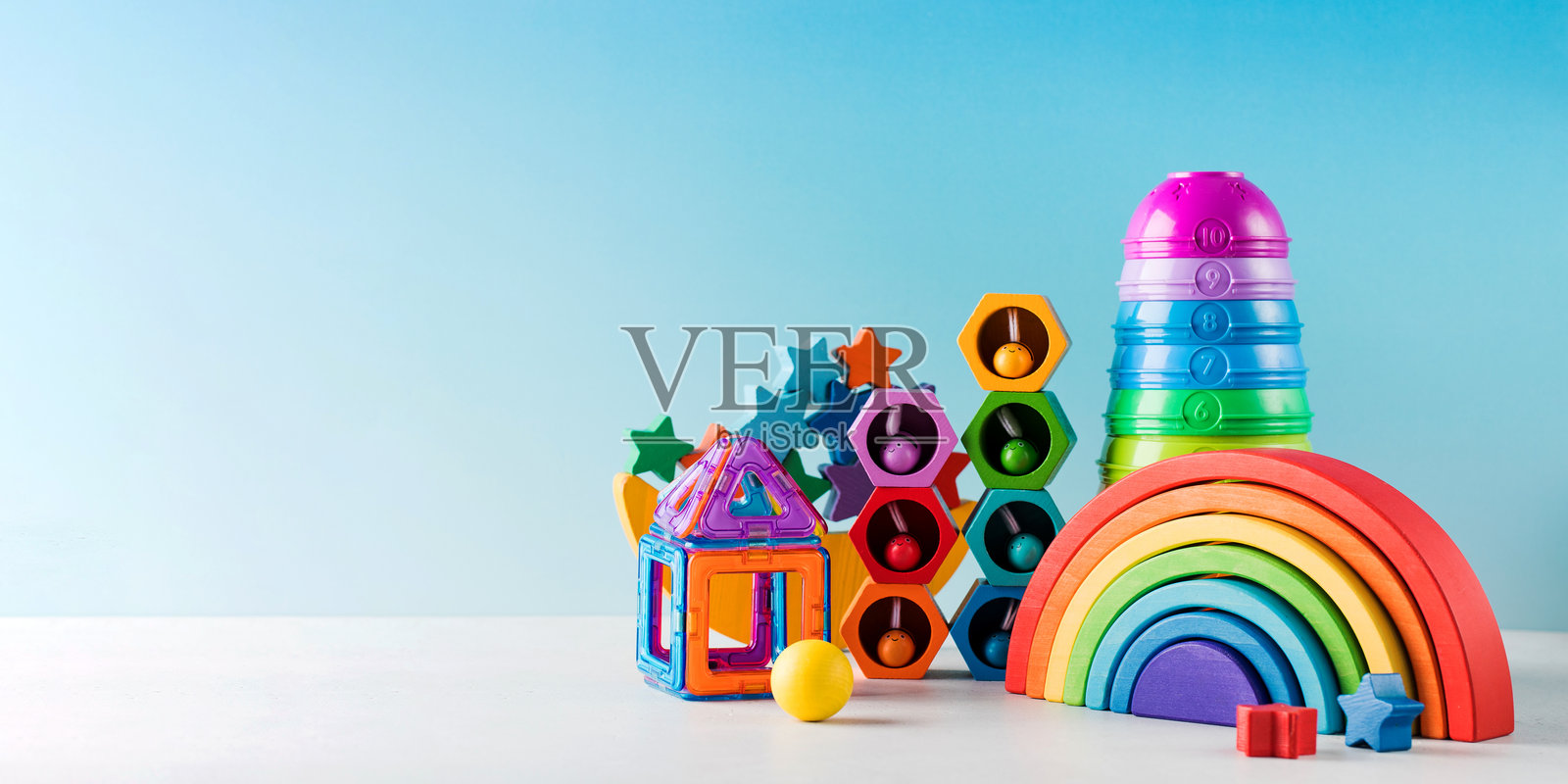 多色玩具对蓝天的高角度视图照片摄影图片