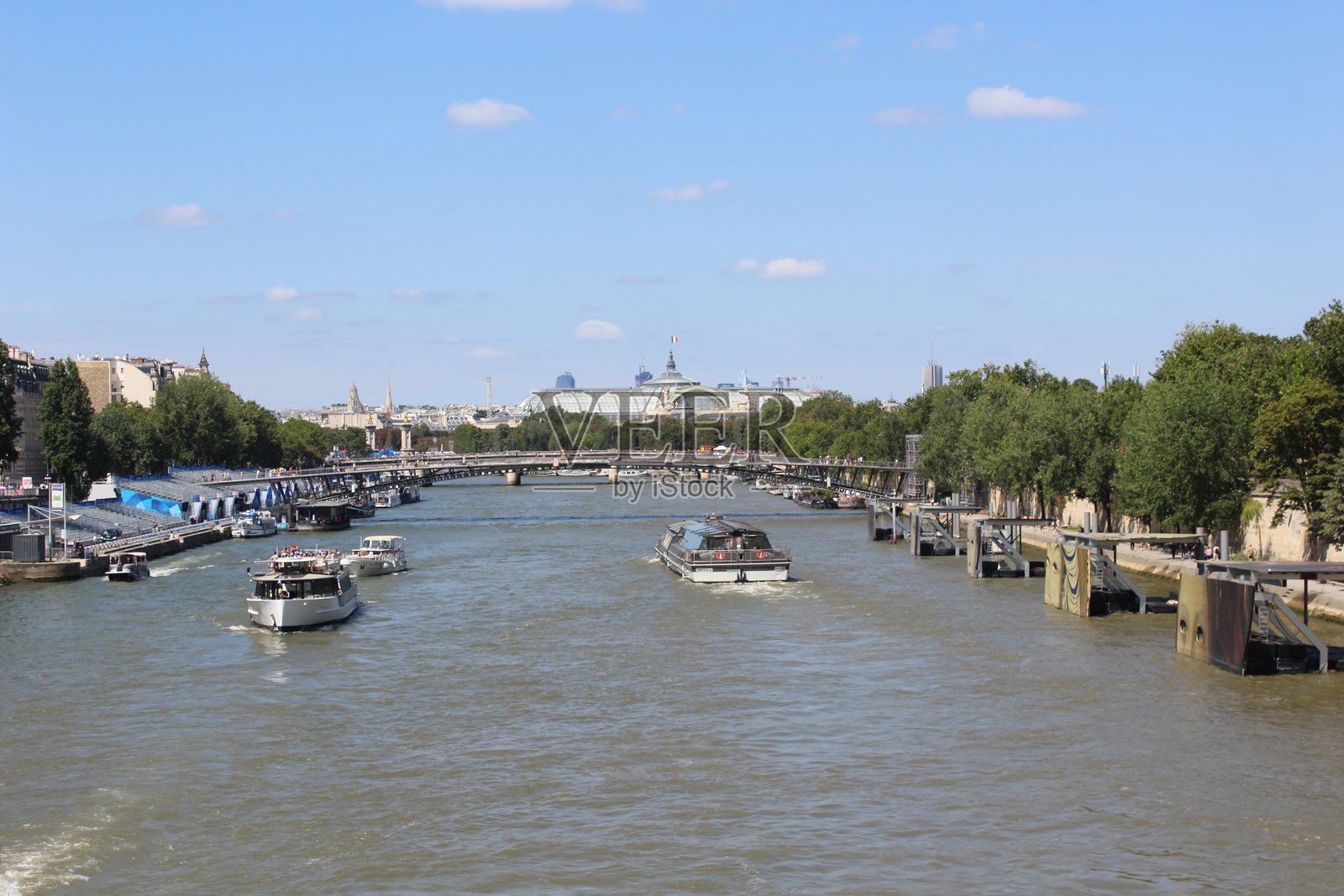 塞纳河上的船只照片摄影图片