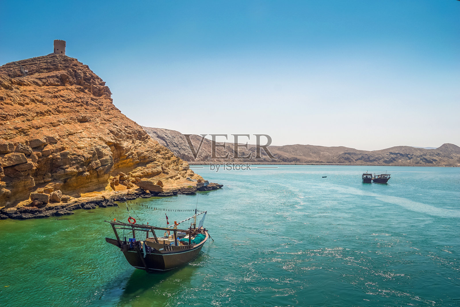 晴空下的海湾美景照片摄影图片