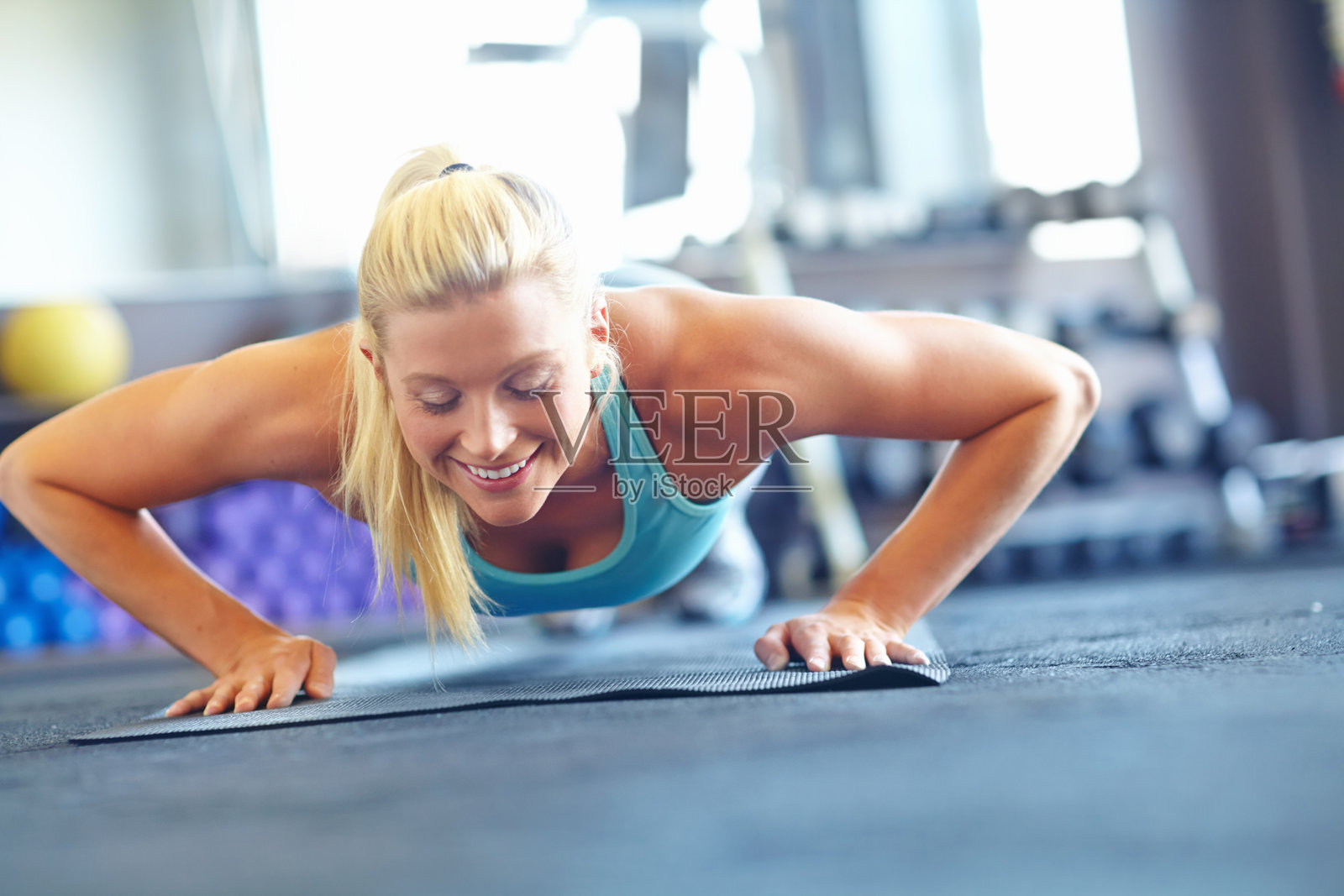 女人,俯卧撑和快乐适合运动,锻炼和健身适合瑜伽垫锻炼或平衡。女运动员,在健身房练习平板支撑和表演,在普拉提锻炼肌肉和健美身体照片摄影图片