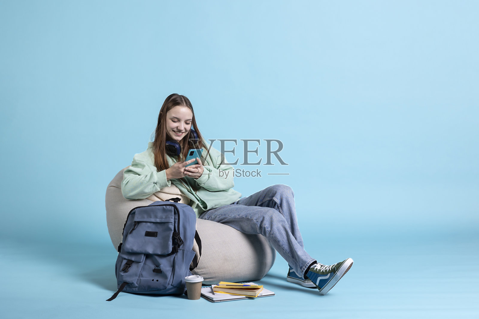 快乐少年在手机上读短信,收到好消息后欣喜不已照片摄影图片