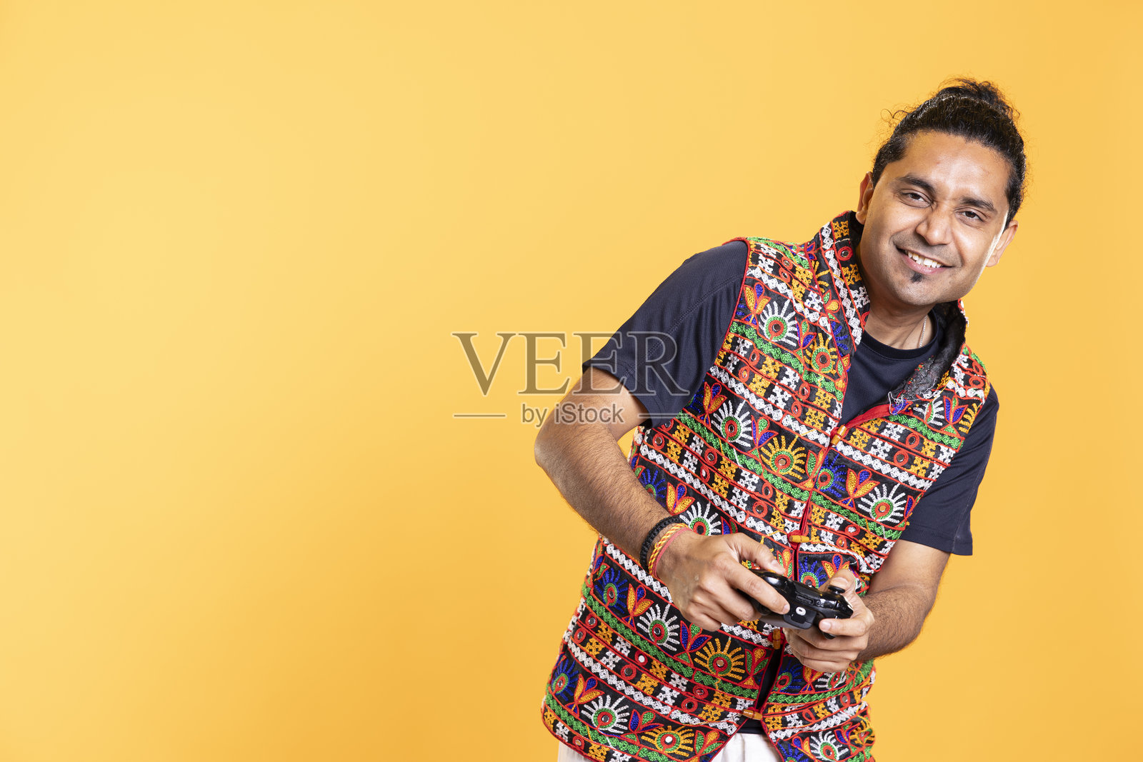 高兴的人按下手柄按钮,享受打败敌人的乐趣照片摄影图片