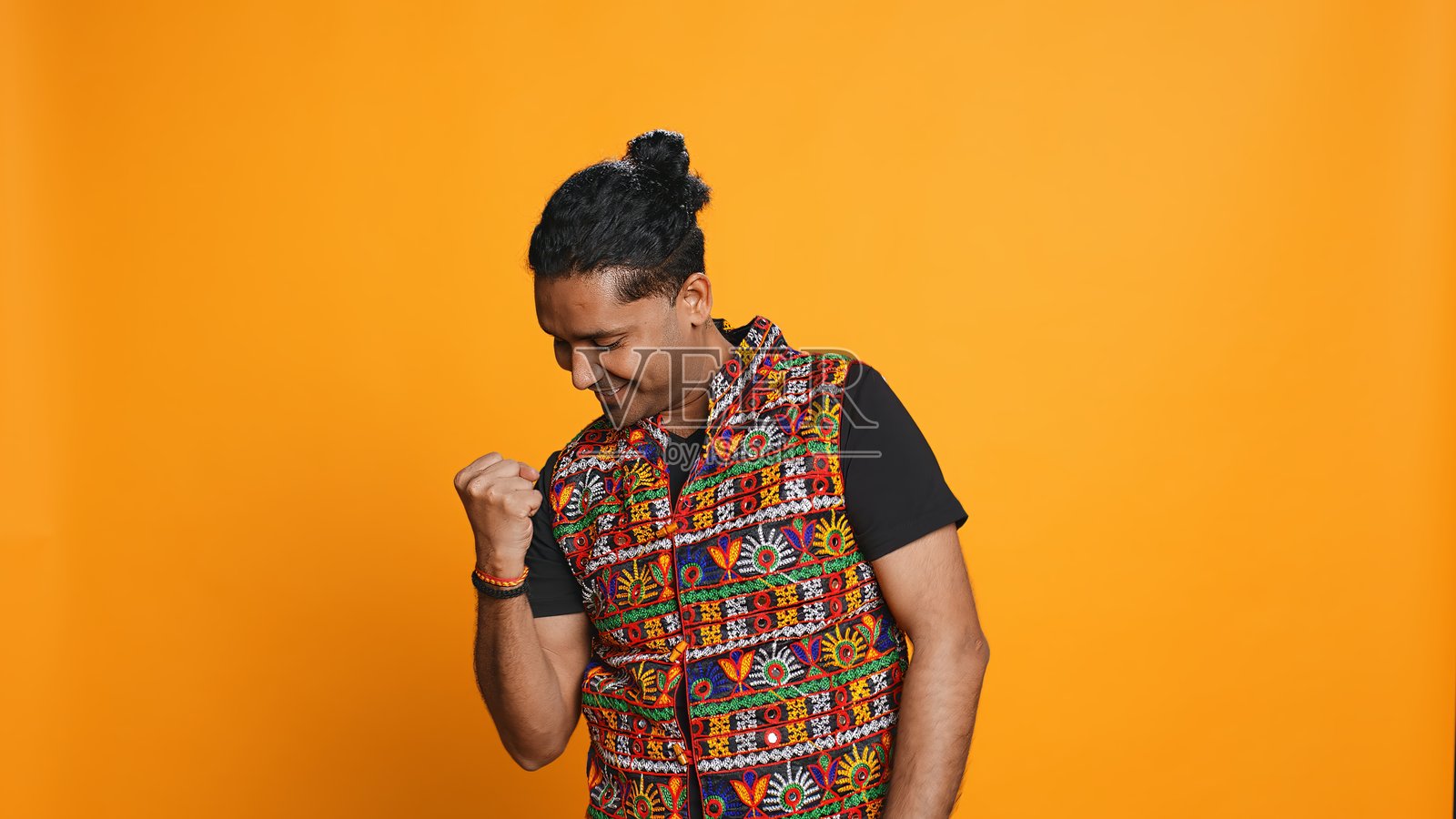 快乐的人庆祝的肖像,工作室背景照片摄影图片