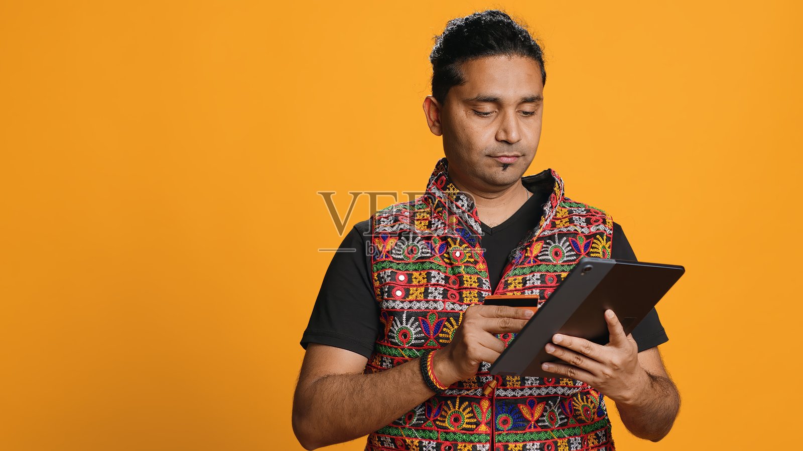 男子增加支付方式在购物网站使用平板电脑,工作室背景照片摄影图片