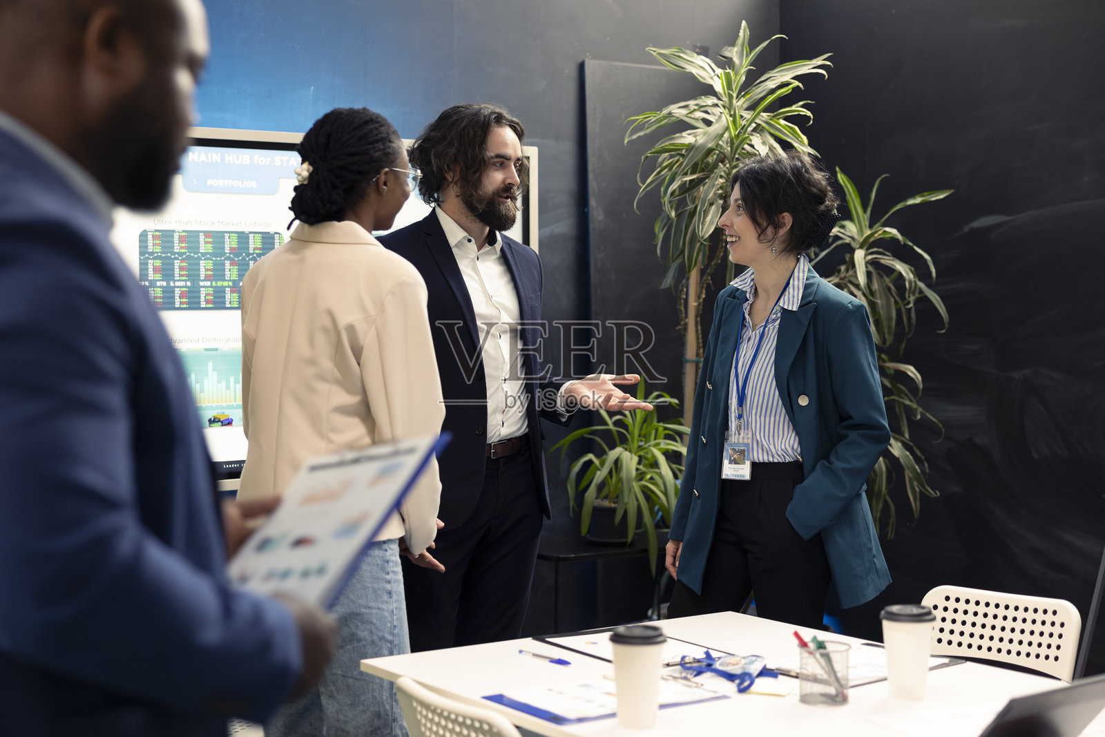 一组工作人员在总览会议上聚集在一起照片摄影图片