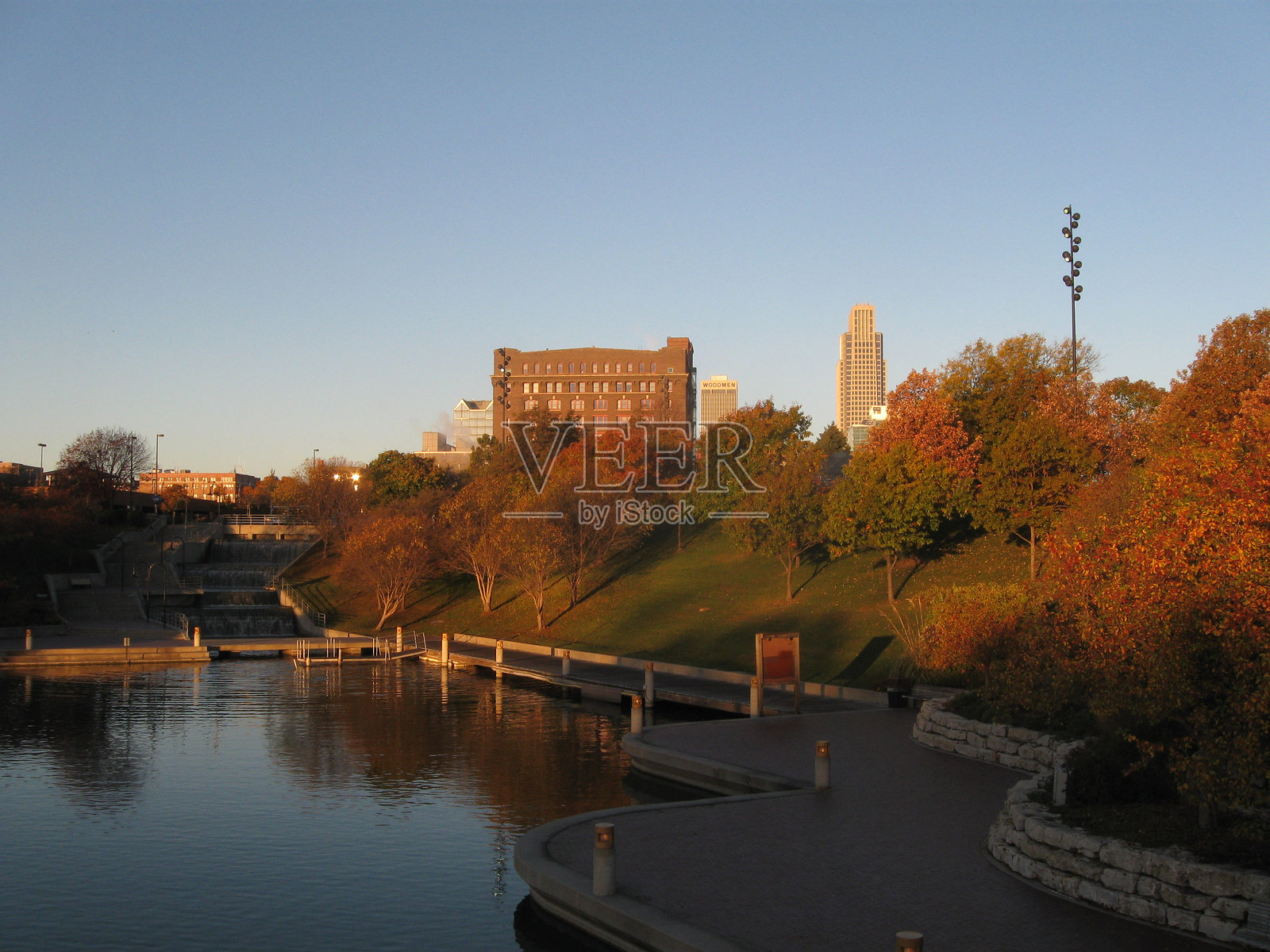 晴朗天空下的城市建筑照片摄影图片