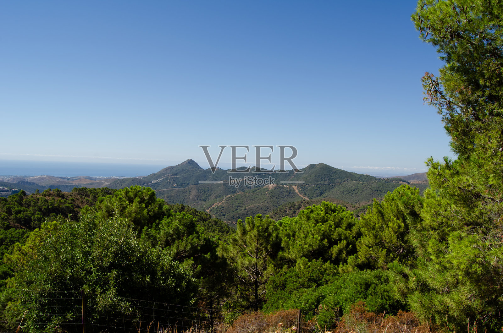 贝纳哈维的观点,看到山脉和地中海,马拉加。照片摄影图片