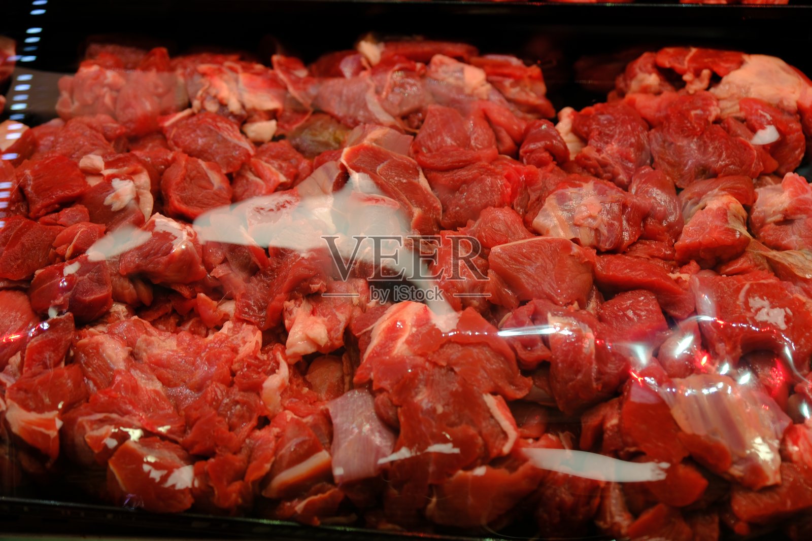 肉店里切成方块的肉和牛排的镜头照片摄影图片