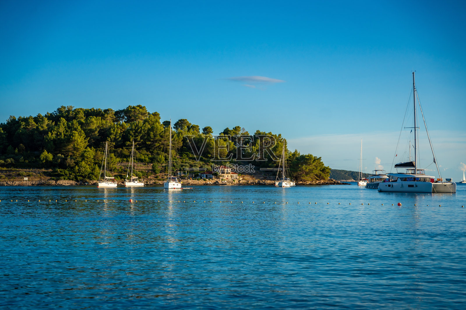 在克罗地亚科尔库拉岛维拉卢卡镇附近的乌瓦拉格拉迪纳湾,游艇停泊在岸边的浮标上照片摄影图片