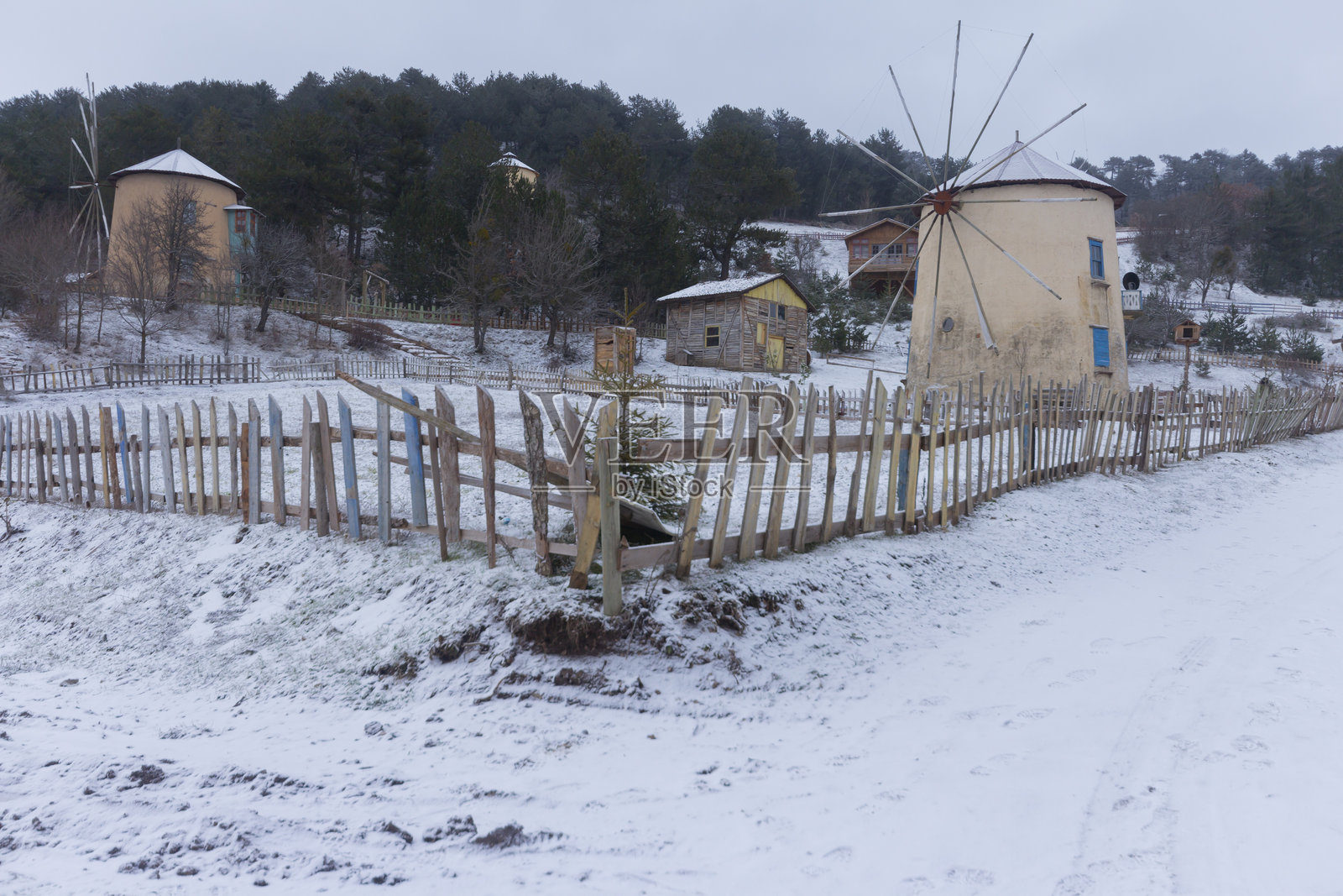 库布克鲁湖是位于博卢省Göynük地区的一个由山体滑坡形成的旅游湖泊。照片摄影图片