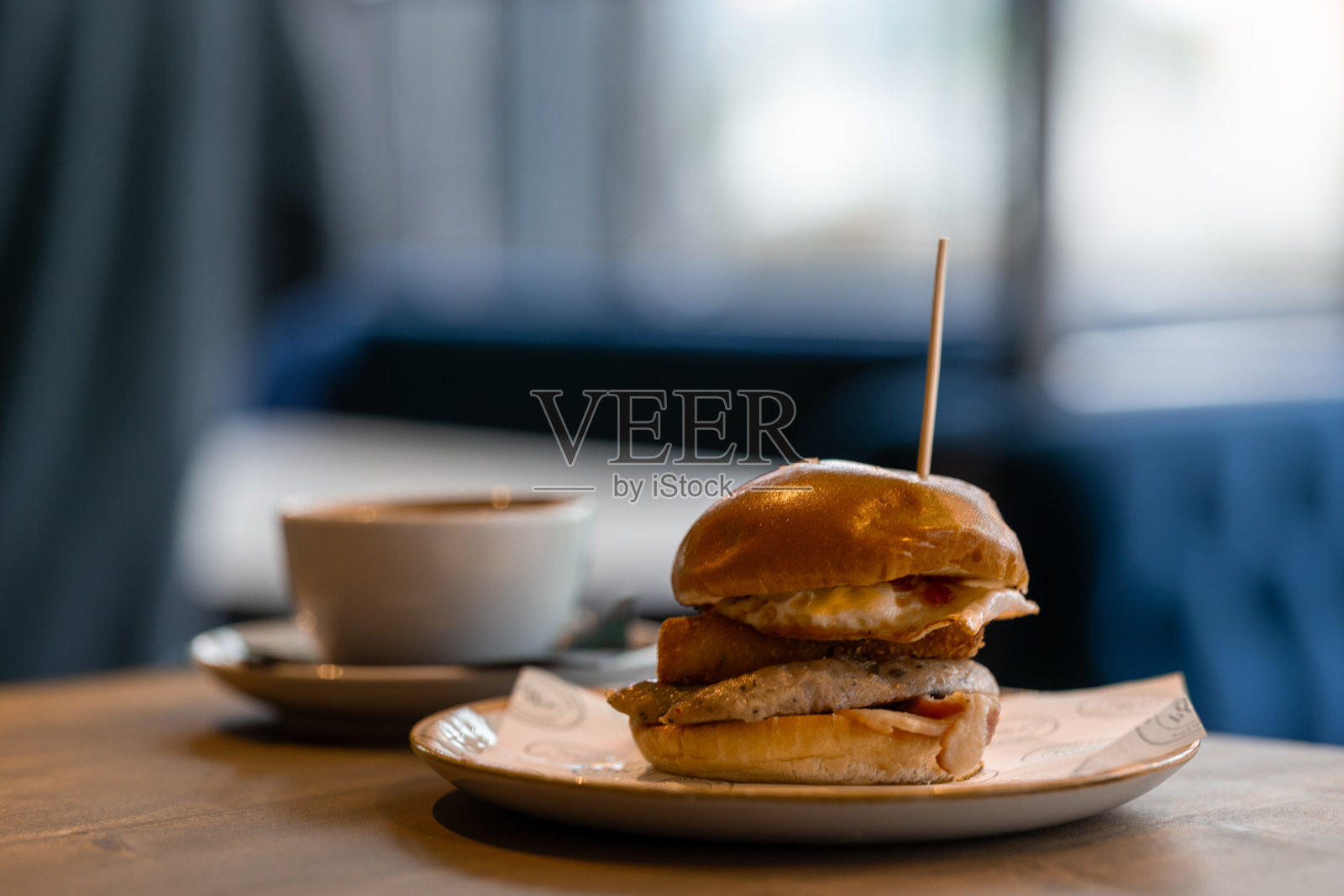 早餐三明治和一杯咖啡照片摄影图片