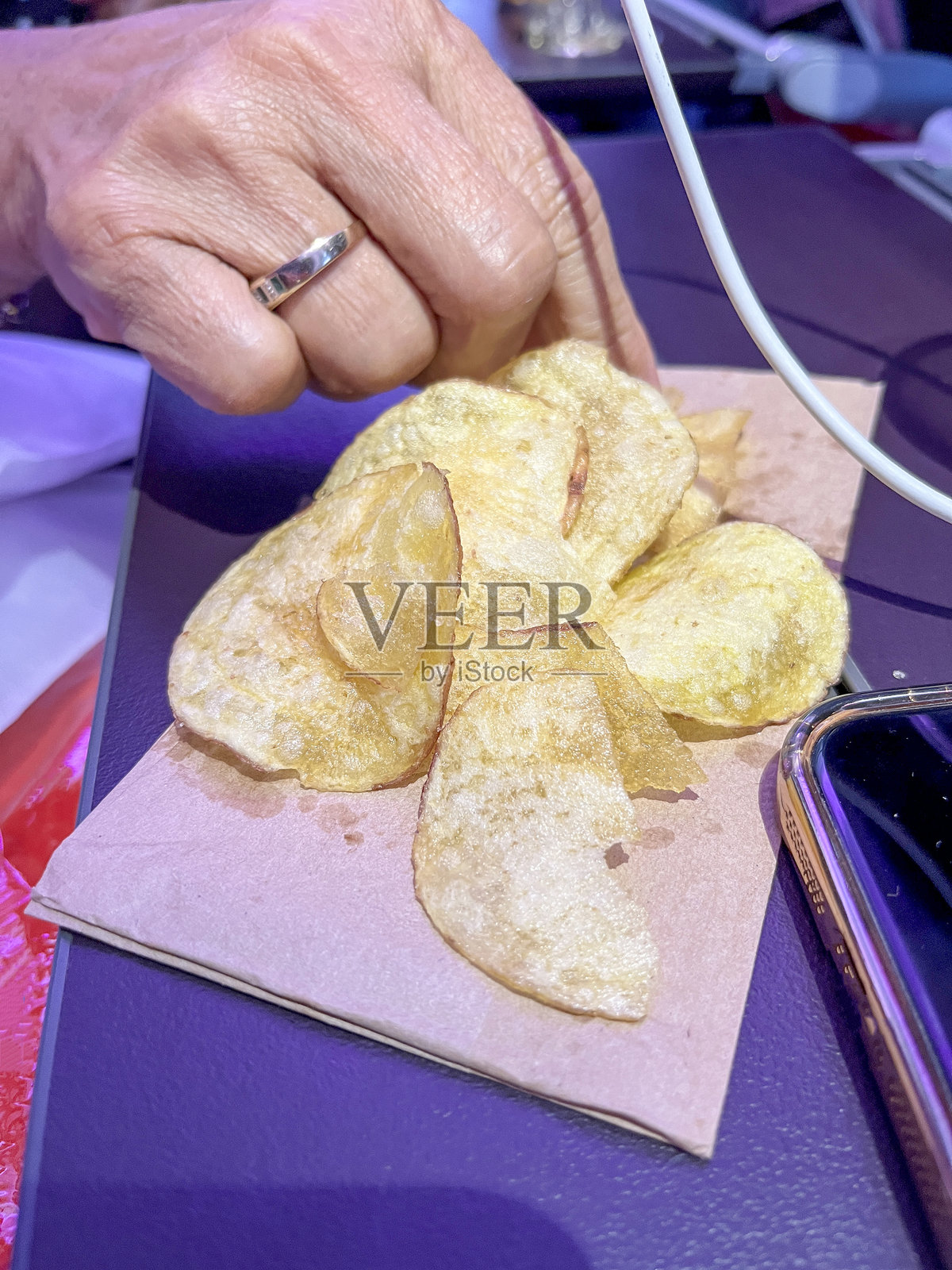 在飞机上吃薯片的女人照片摄影图片