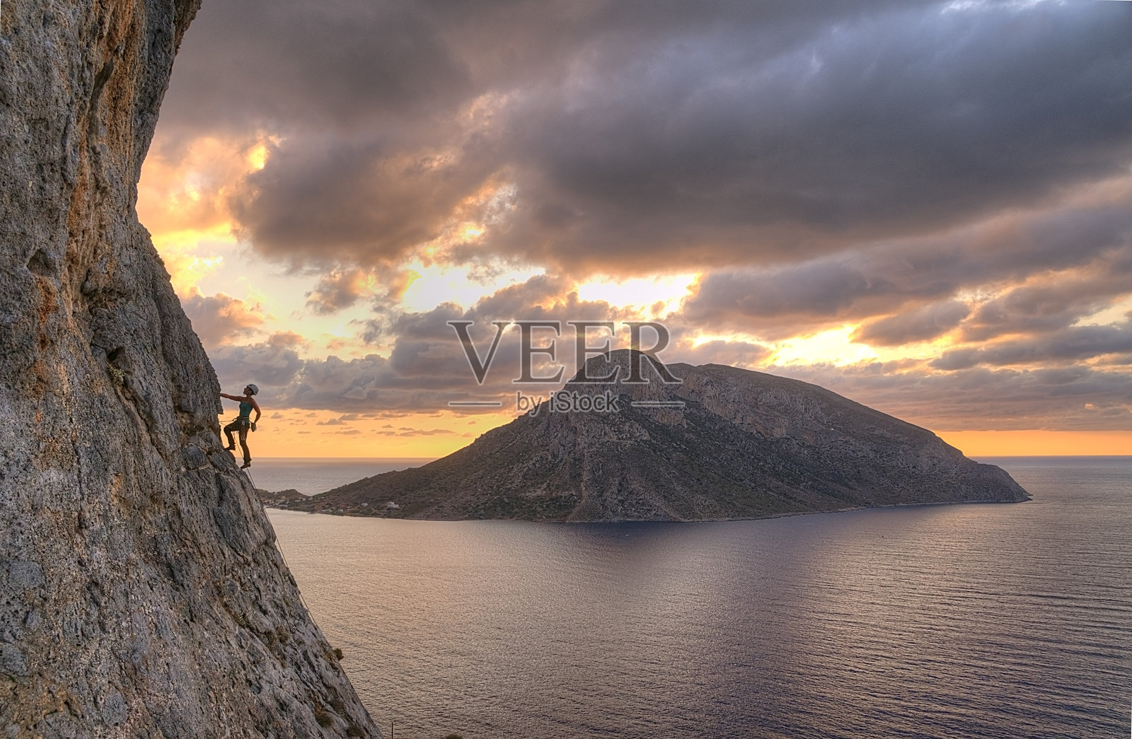日落时分,天空多云,落基山上的登山者照片摄影图片