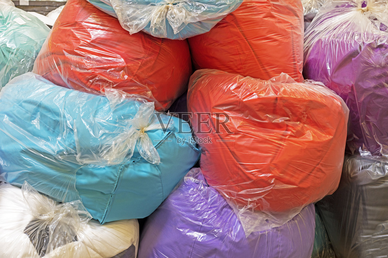 超市里用胶片包装的无框彩色椅子。积极的家庭娱乐活动照片摄影图片