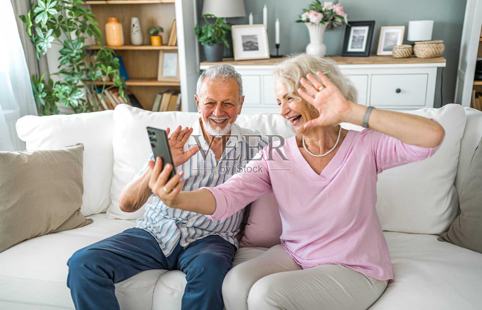 老夫妇正在家里视频通话照片摄影图片