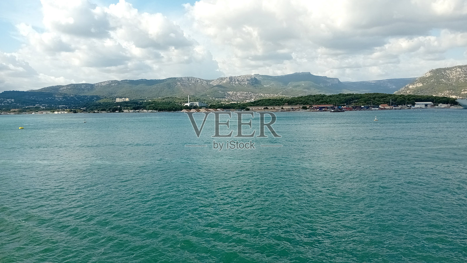 隔水而过照片摄影图片