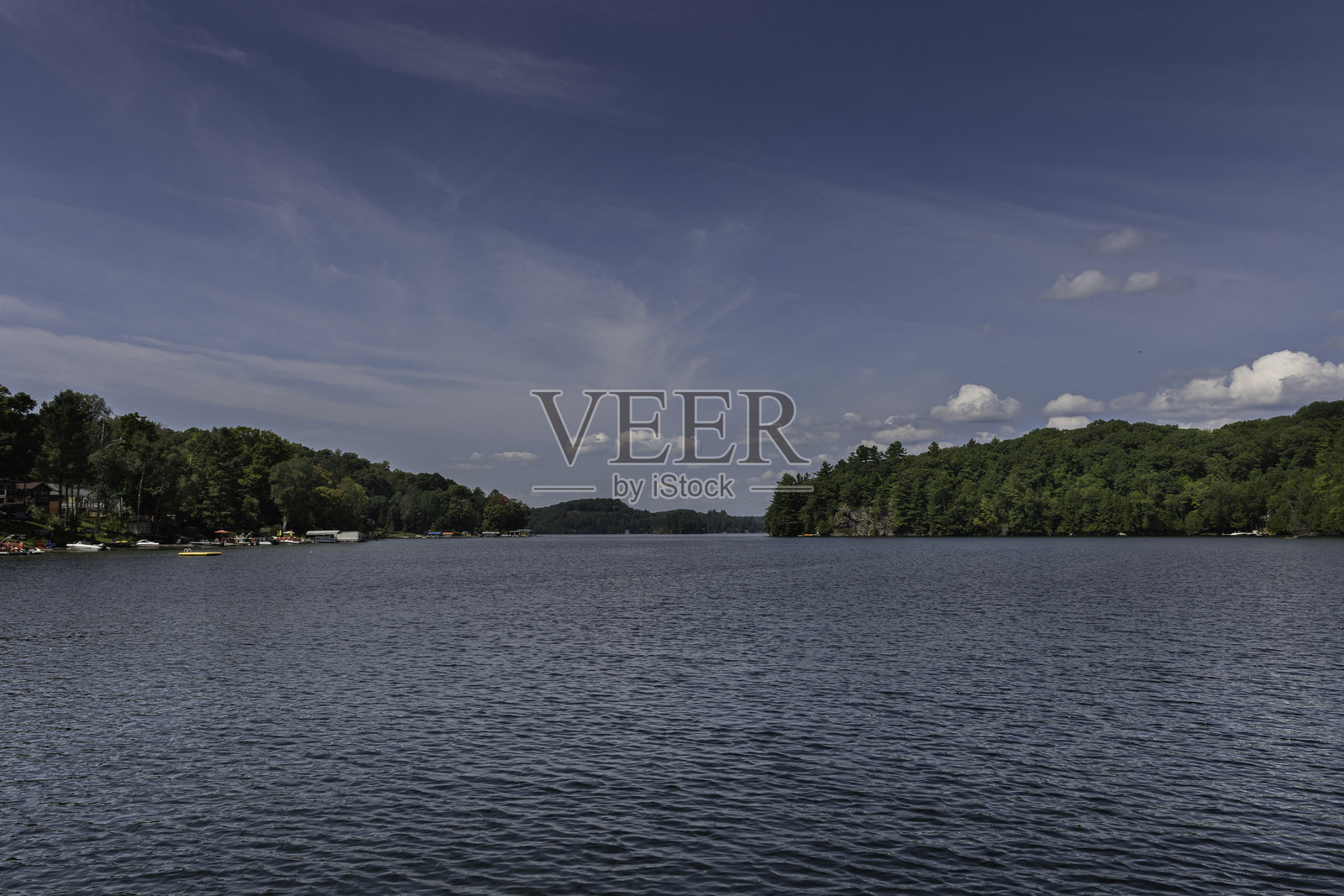 安大略省马斯科卡的骷髅湖。照片摄影图片