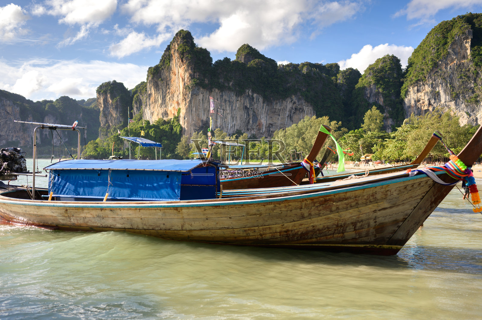 在泰国甲米的莱利海滩,公共客船于清晨抵达莱利码头照片摄影图片