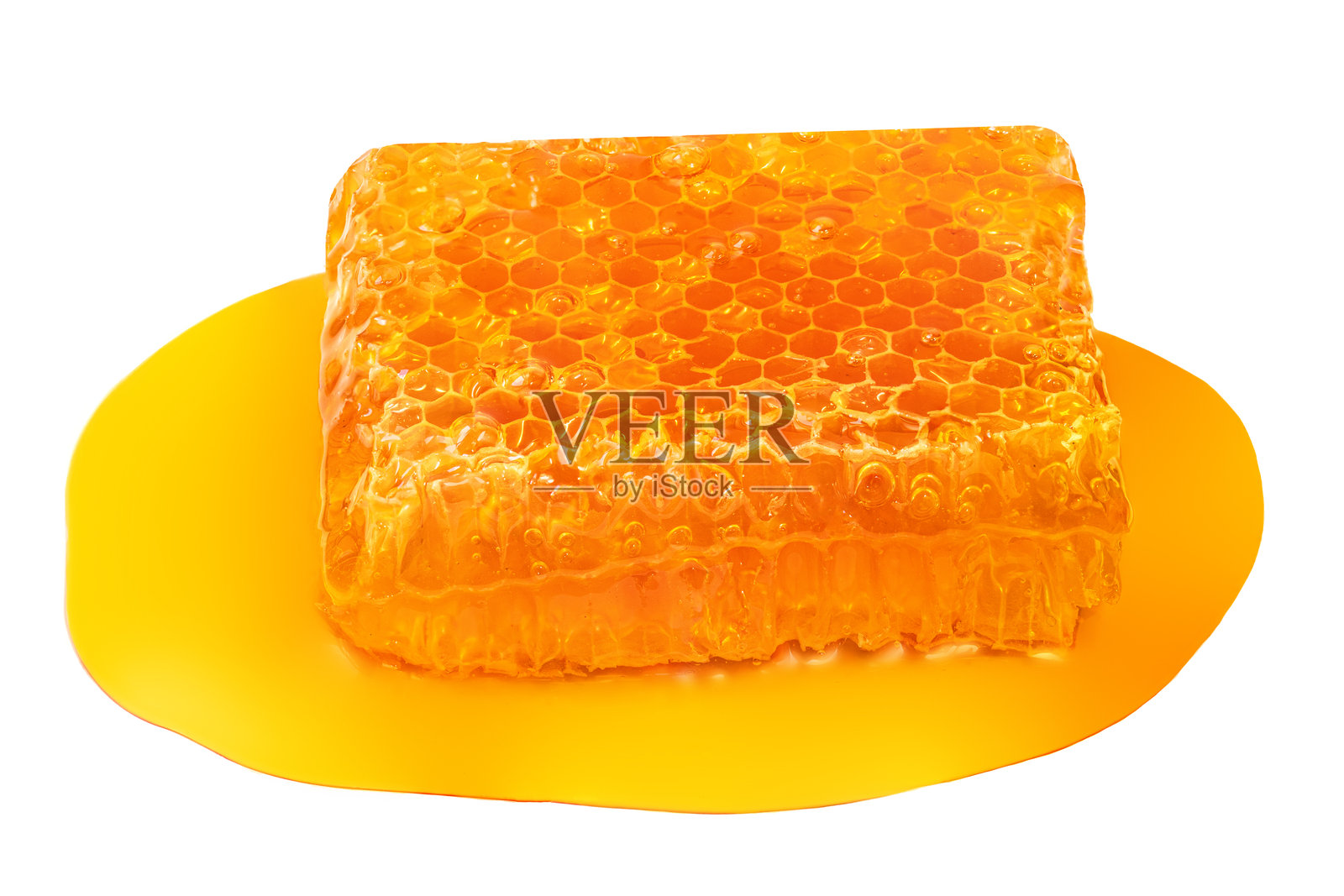 蜂窝孤立。甜蜜的蜂巢在一个原始流动的蜂蜜水坑白色背景特写照片摄影图片