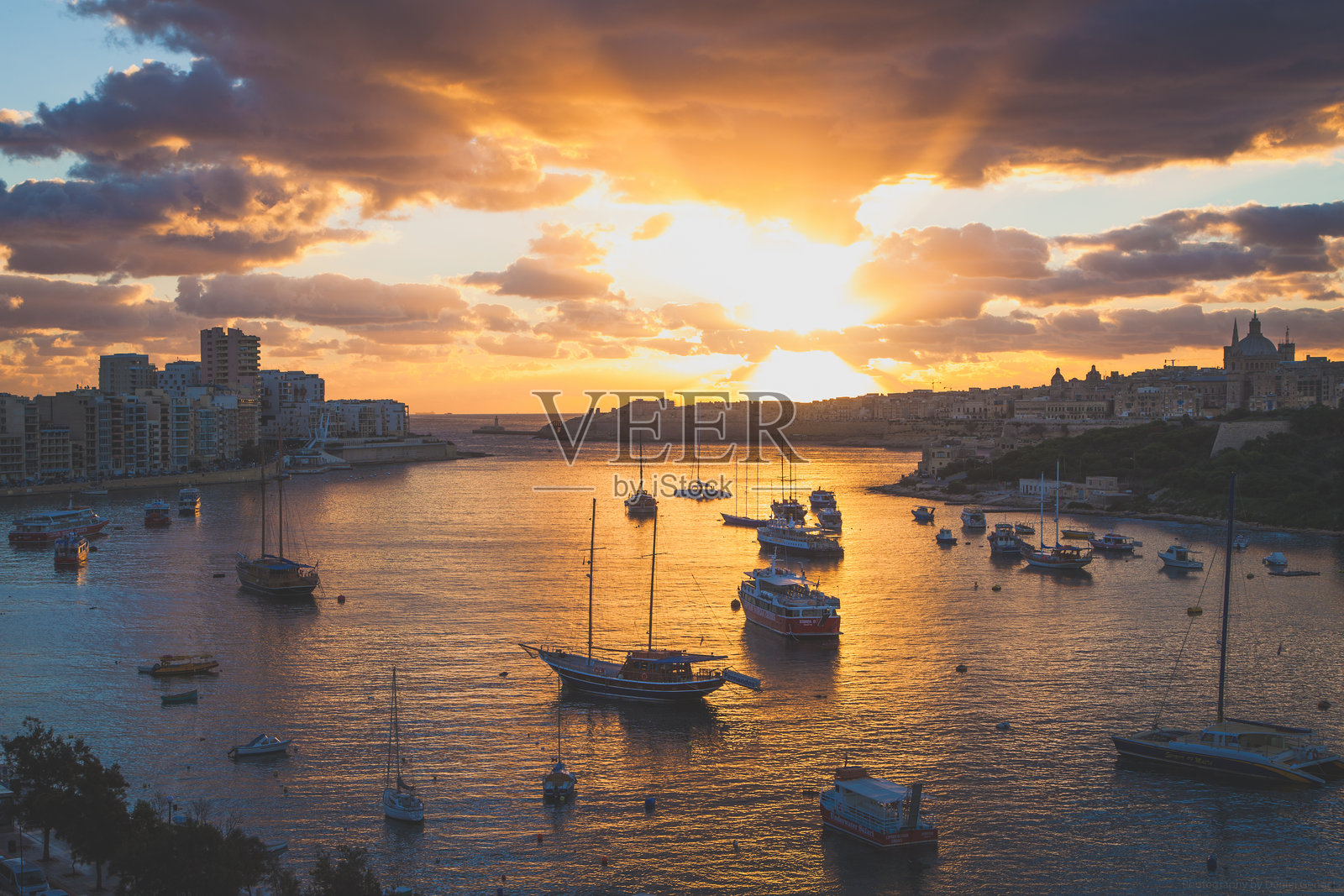 日落时,大海与多云天空的美景照片摄影图片