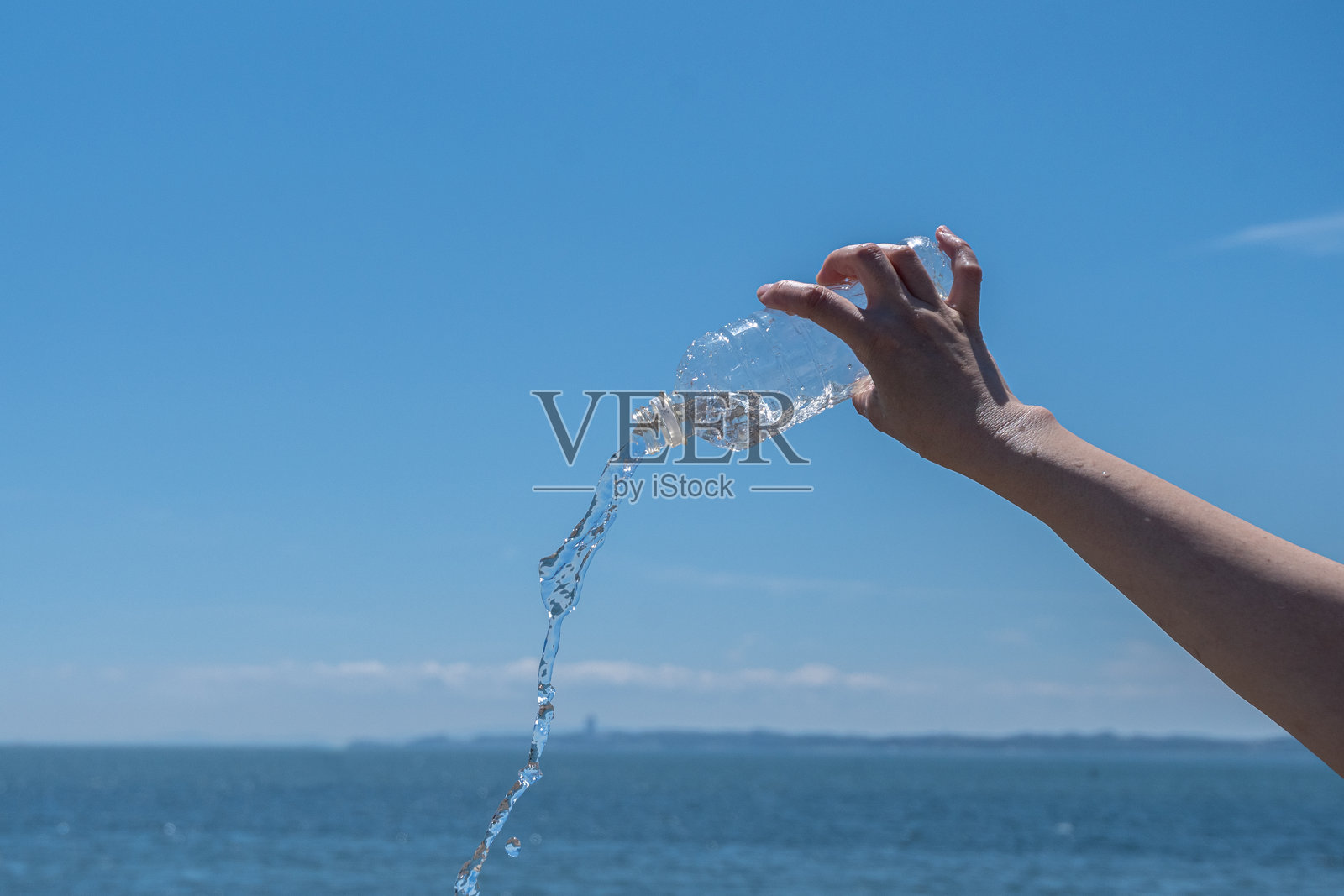 水从塑料瓶里溢出来照片摄影图片