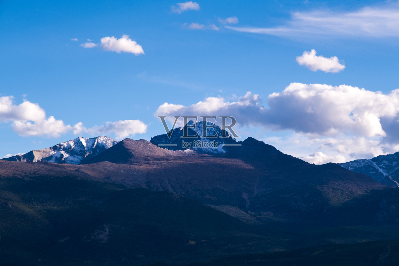 阳光明媚的秋日,落基山国家公园的朗斯峰照片摄影图片