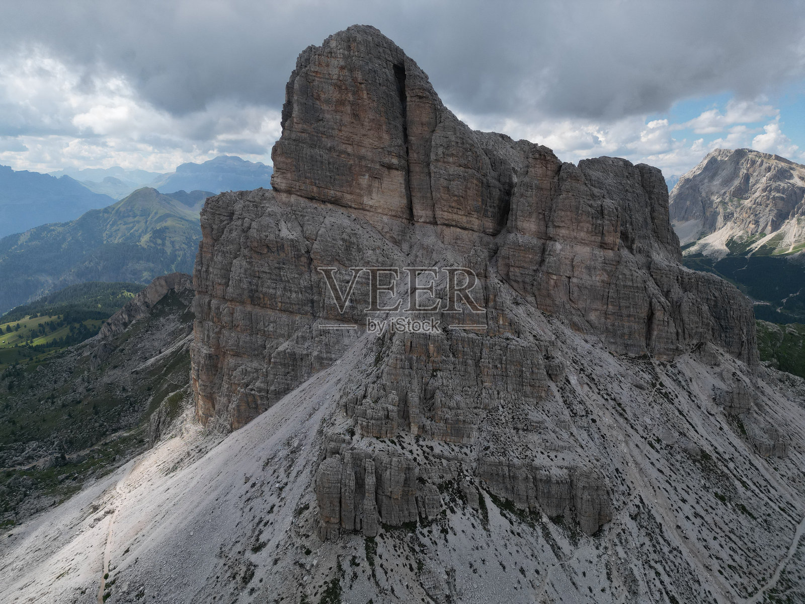 鸟瞰意大利北部南蒂罗尔特伦蒂诺的白云石山脉景观。照片摄影图片