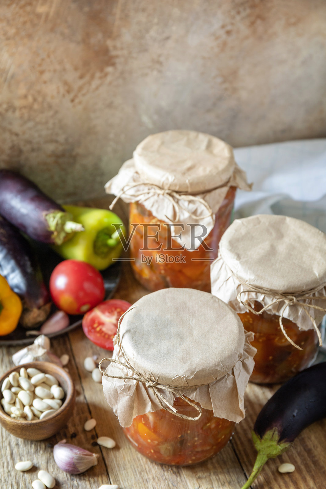 健康的自制发酵食品。黄豆茄子沙拉,质朴的餐桌。家计经济,秋收保鲜。副本的空间。照片摄影图片