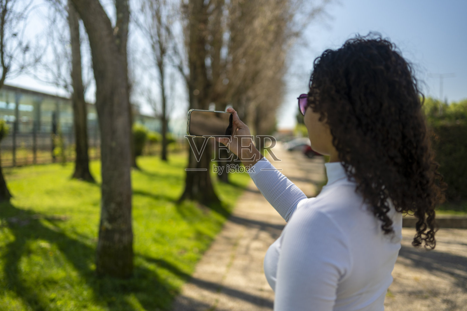 女人在公共广场用手机照片摄影图片