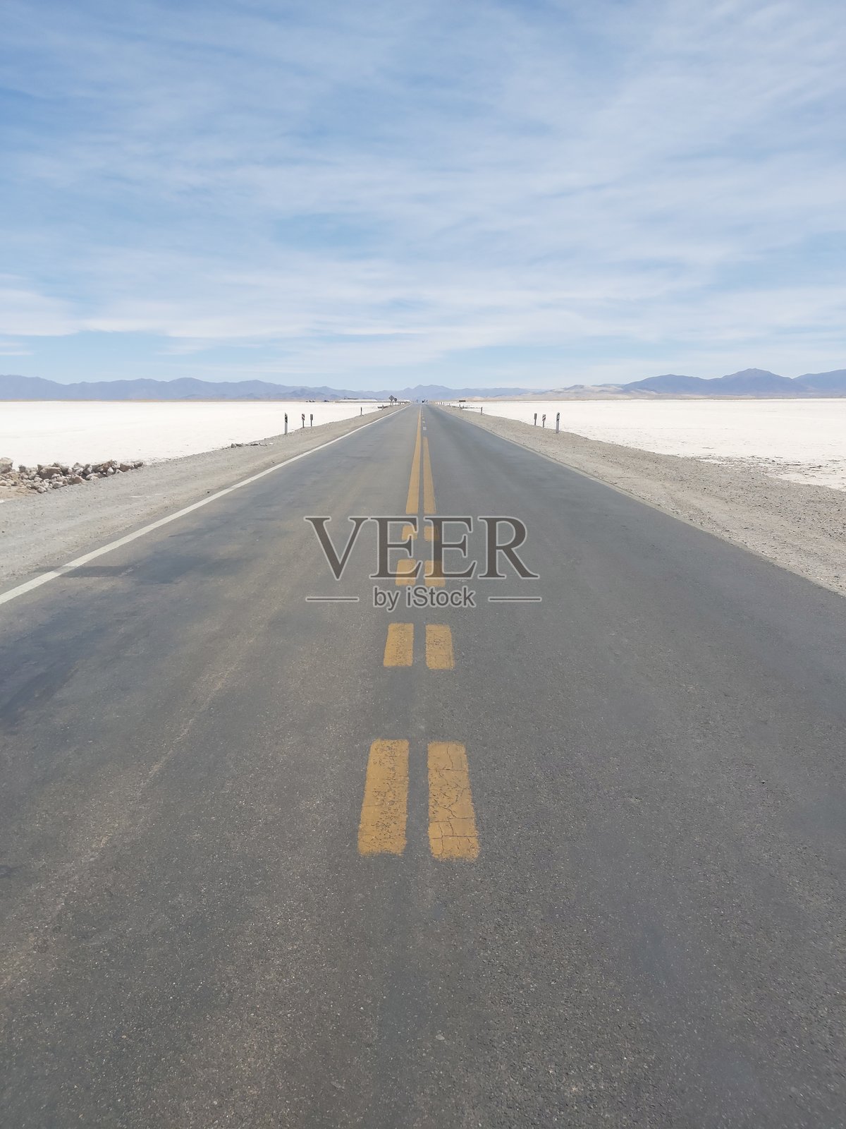 阿根廷西北部胡胡伊,大萨利纳斯山脉一侧的道路视野照片摄影图片