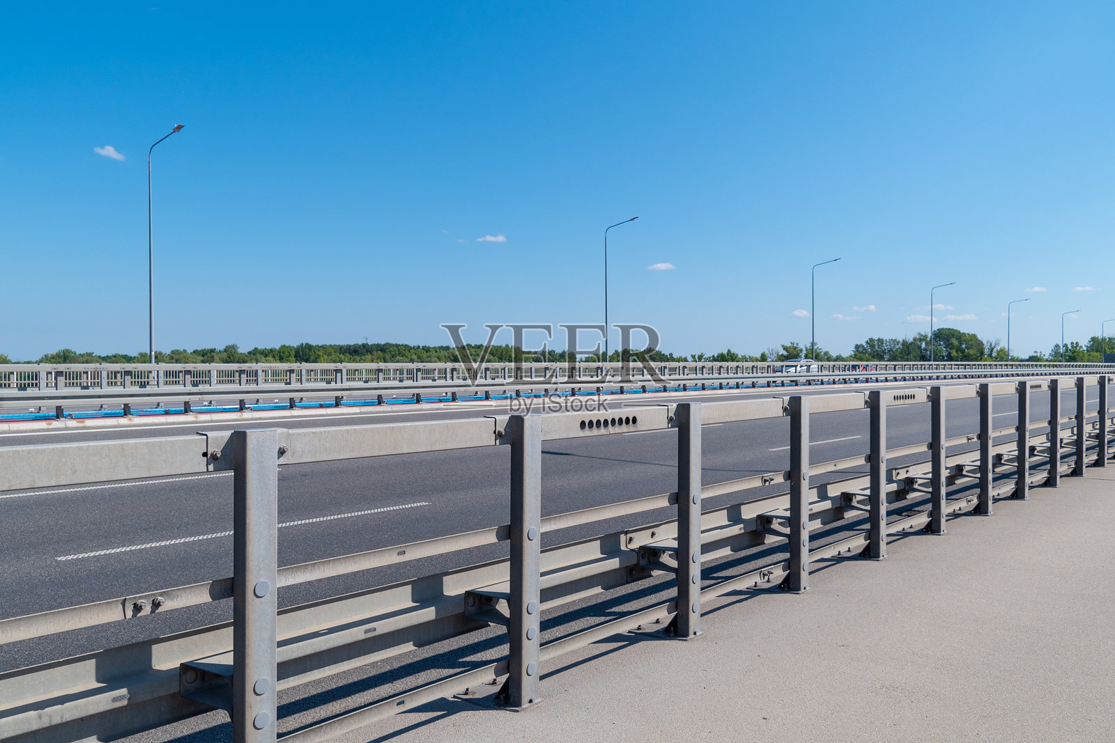 桥上的车辆。高速公路。照片摄影图片