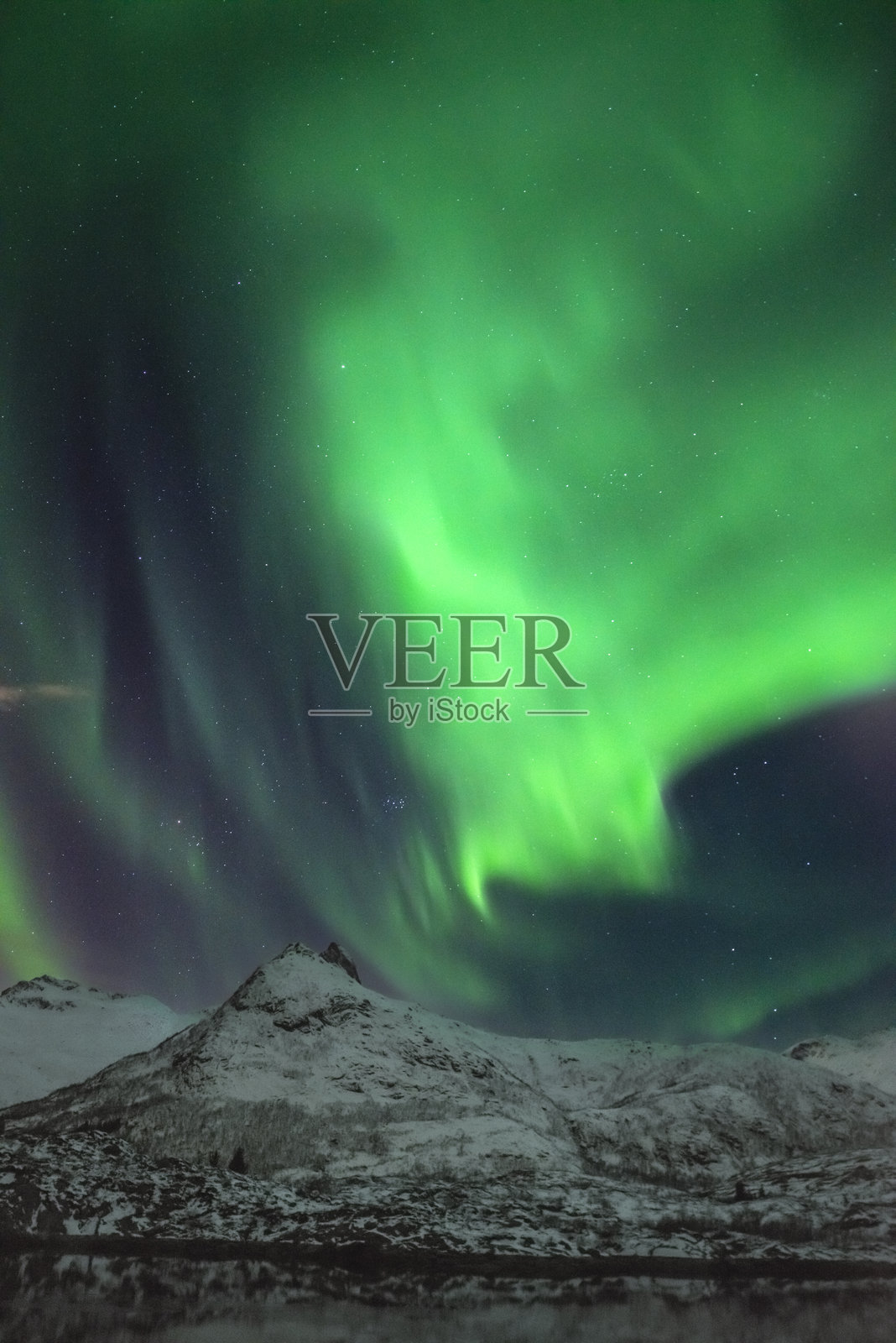 挪威罗弗敦群岛冬夜的北极光照片摄影图片