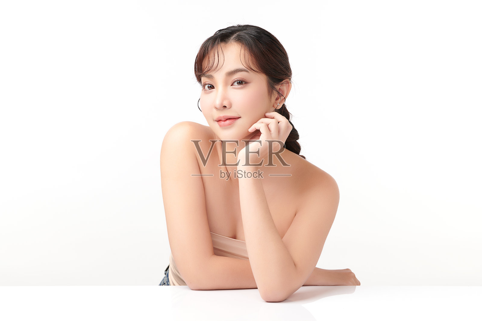 美丽年轻的亚洲女性,干净清新的皮肤在白色的背景,面部护理,面部护理,美容,美容和水疗,亚洲女性肖像。照片摄影图片