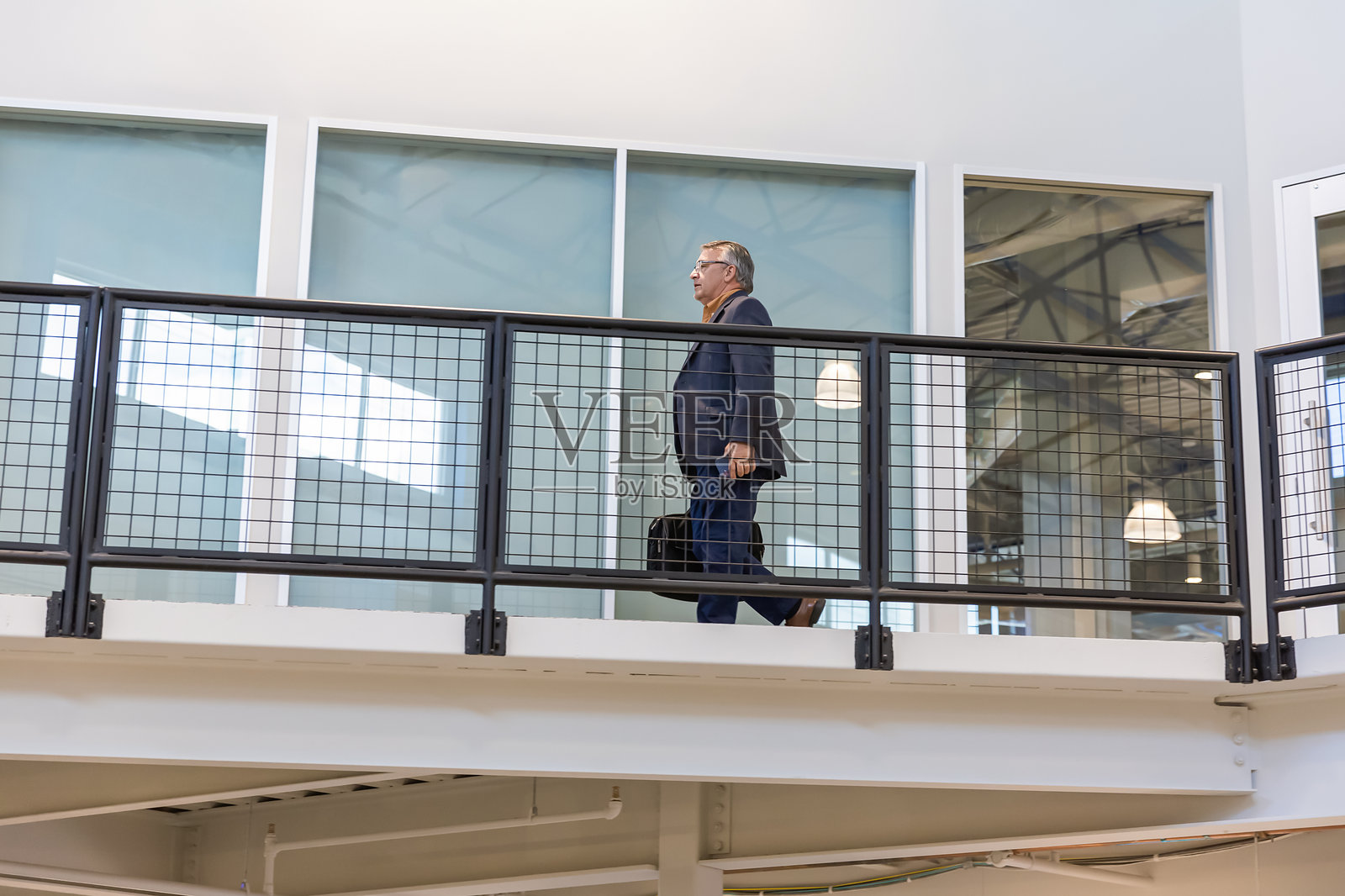 商人从下面走进现代公司的办公室照片摄影图片