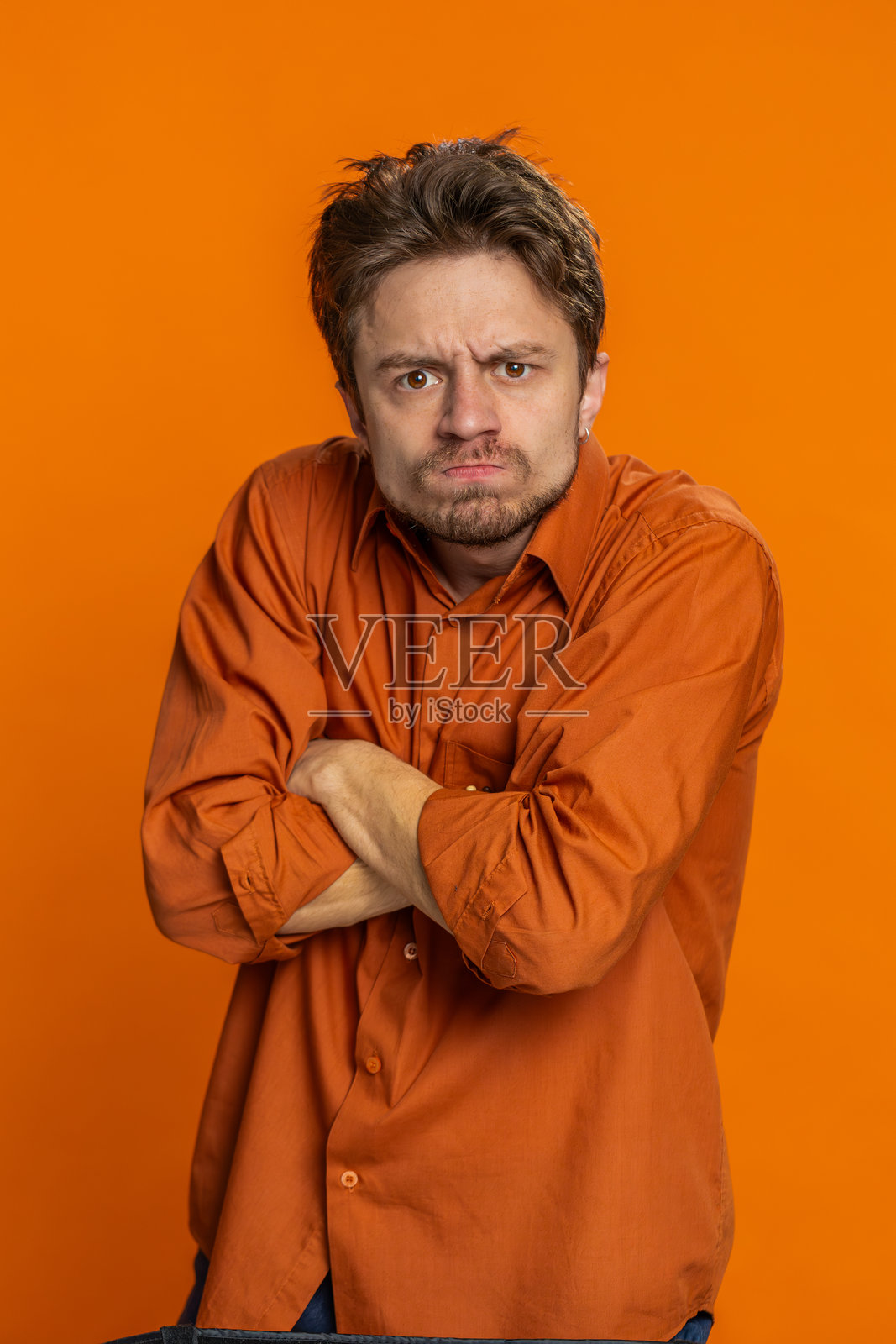 生气,心烦,沮丧,烦恼的白人男子争吵,询问冲突问题的原因照片摄影图片