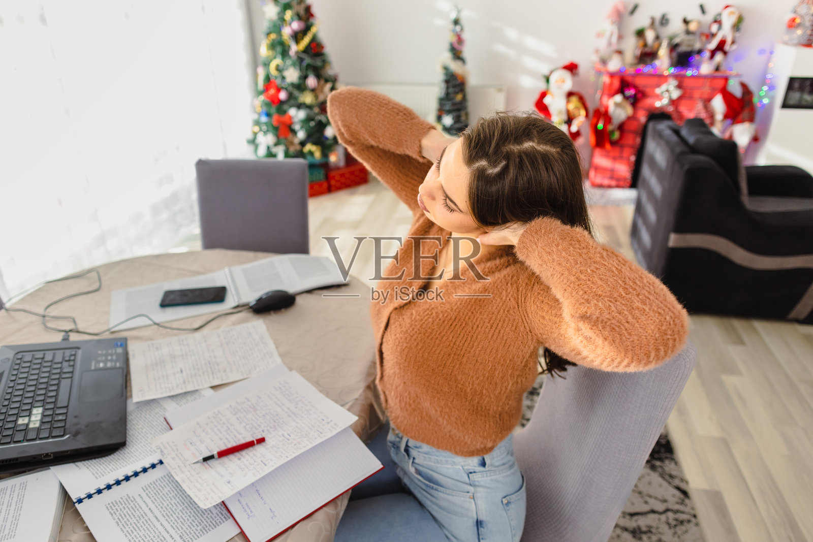 女性在学习期间做伸展运动照片摄影图片