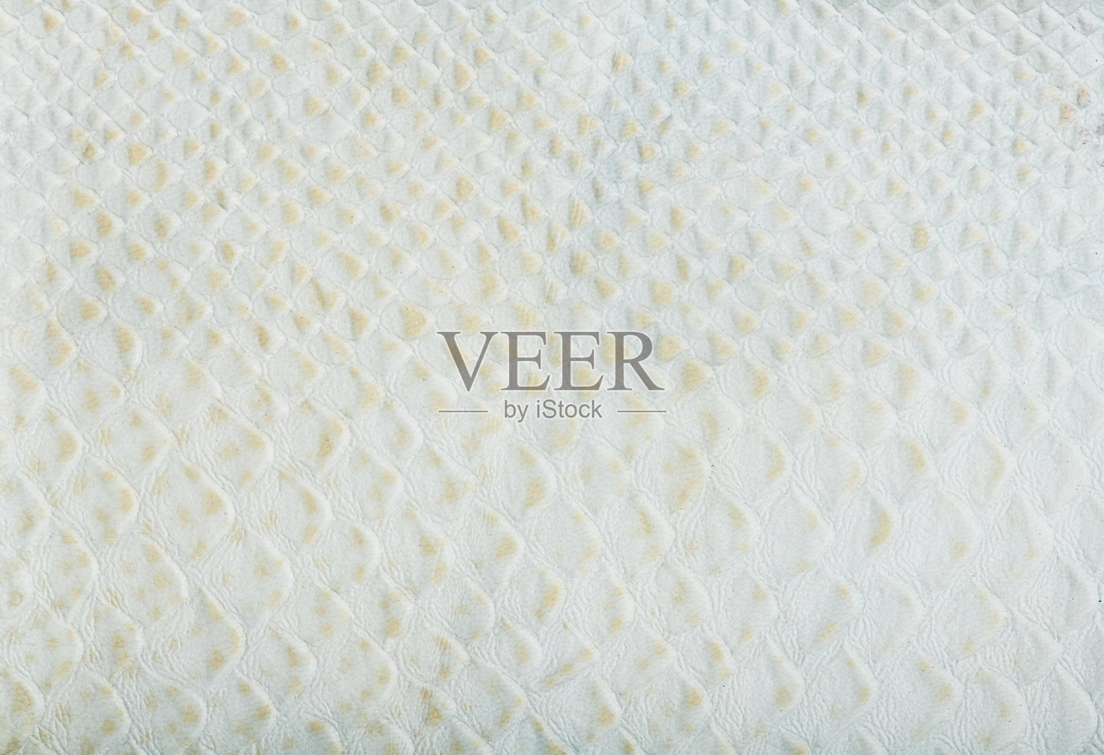 白色和黄色合成织物与蛇皮效果的特写照片照片摄影图片