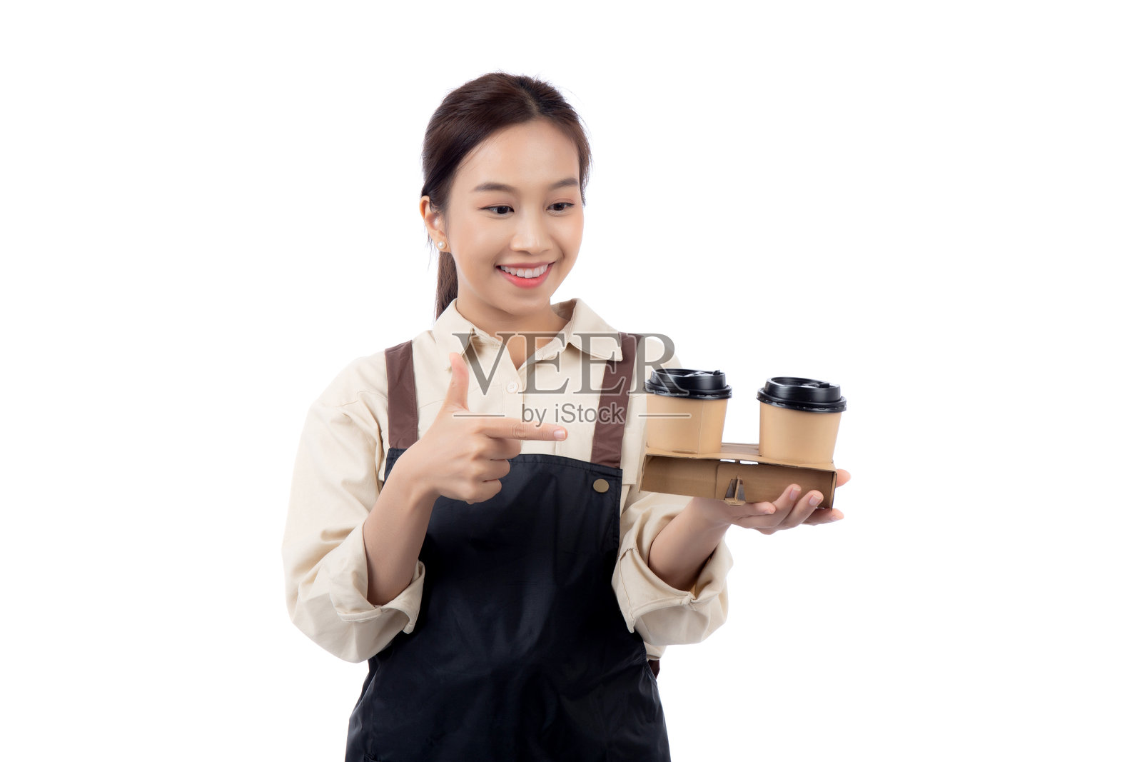 肖像年轻的亚洲咖啡师女人穿着围裙拿着咖啡杯,呈现孤立的白色背景,服务员或企业家开朗和表现,小企业或创业,咖啡馆的服务员。照片摄影图片