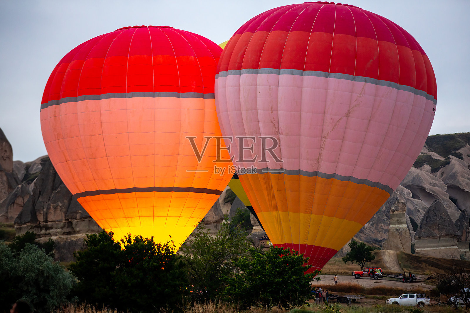 热气球在日出时升空前正在充气照片摄影图片