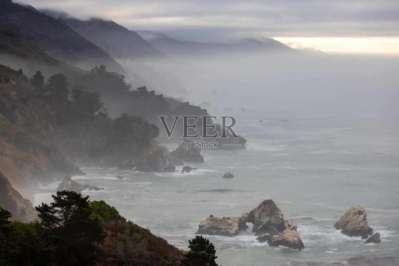 迷雾海岸景观的大苏尔地区位于加利福尼亚州照片摄影图片
