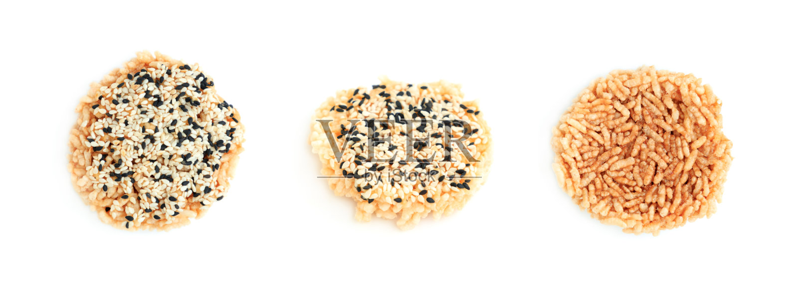 在白底上加上糖奶油和白芝麻和黑芝麻的米饼,自制的饼干,泰语名字叫Khao Tan照片摄影图片