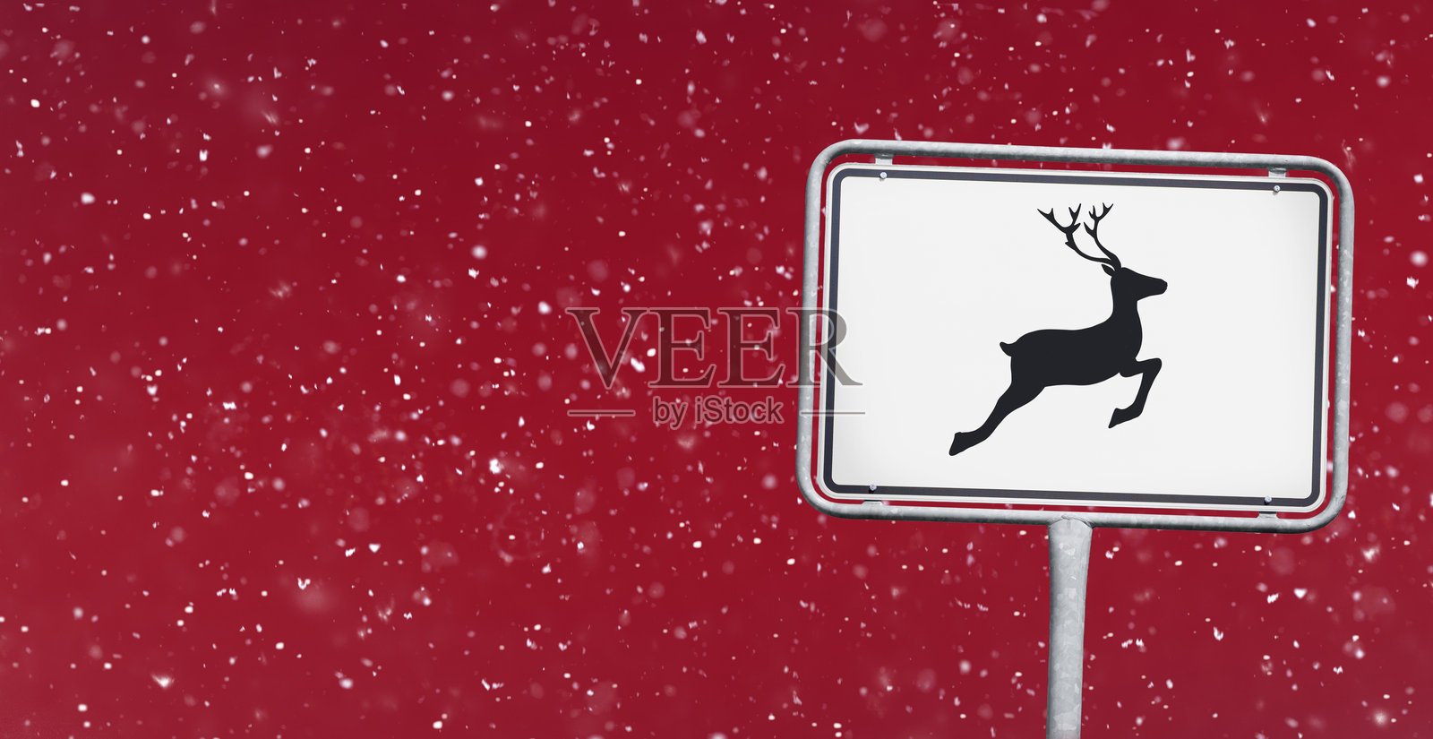 圣诞老人在红色背景下的圣诞照片插画图片素材