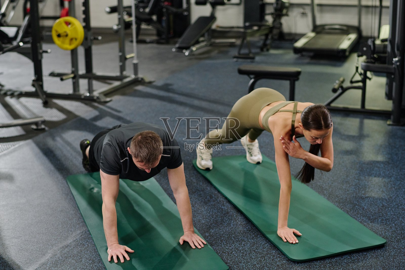 做立卧撑的教练照片摄影图片