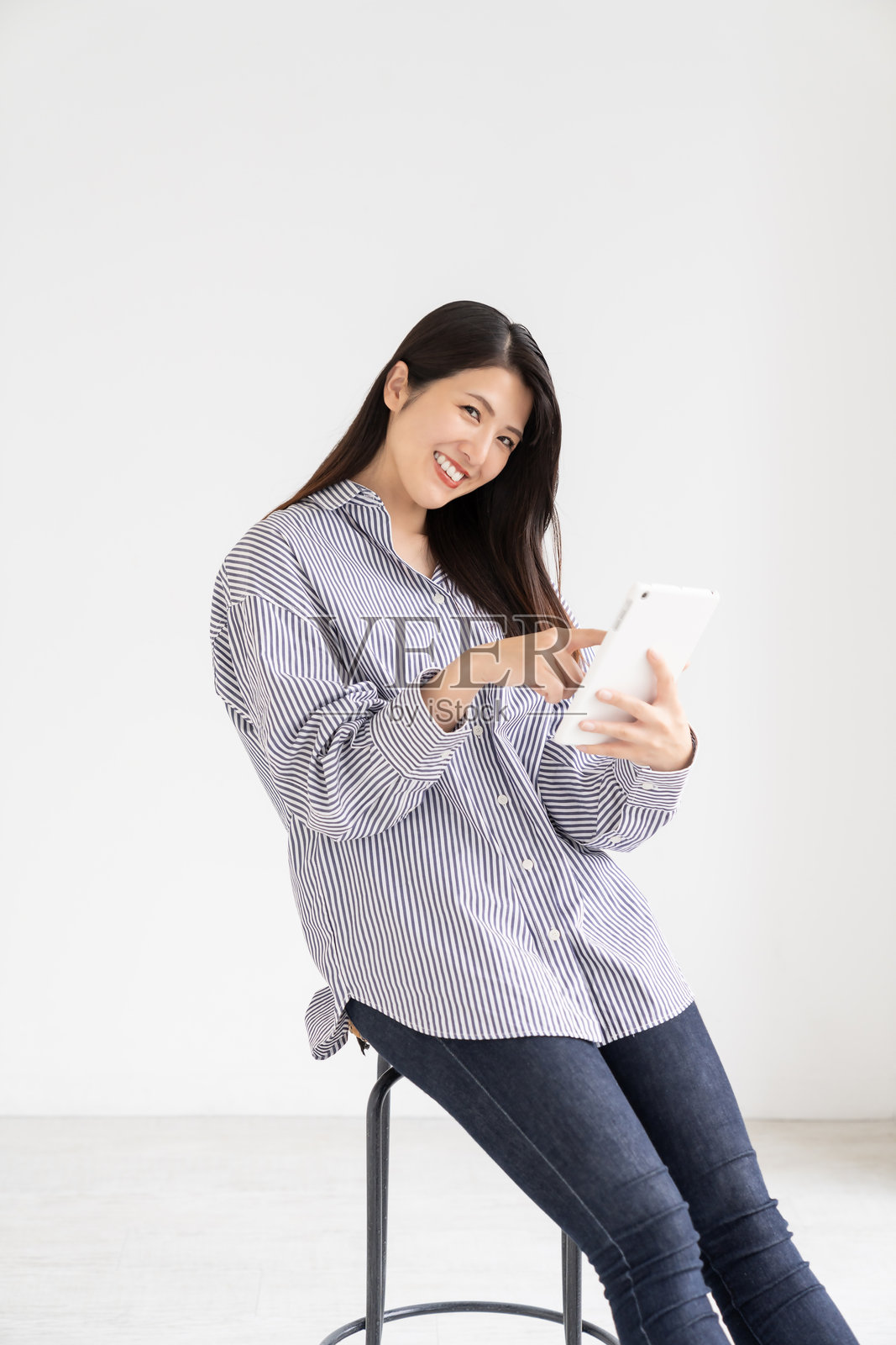 用平板电脑的亚洲美女照片摄影图片