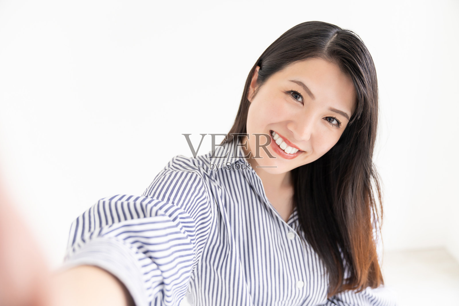 漂亮的亚洲女人用智能手机自拍照片摄影图片