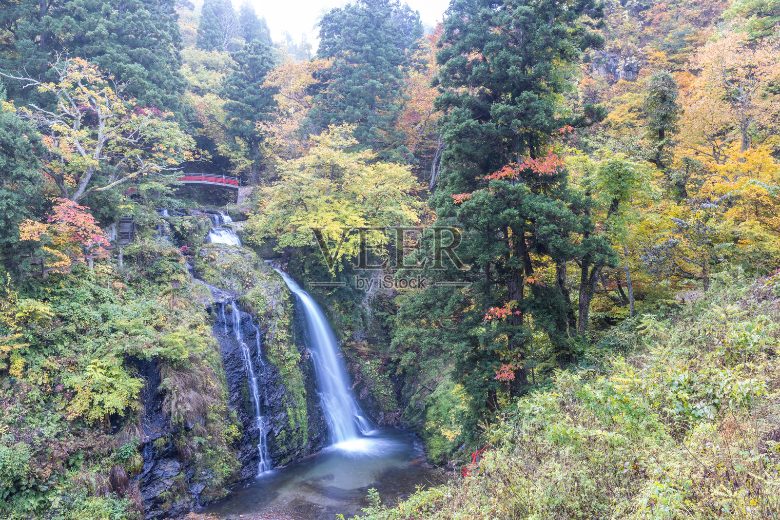 山形县秋天的银山温泉照片摄影图片