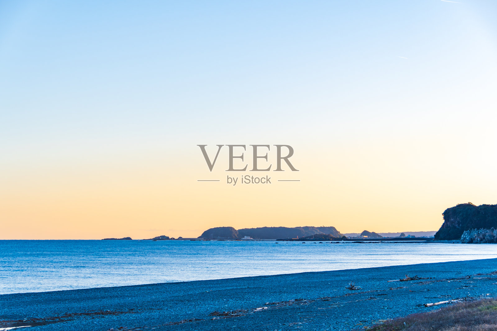 宁静海岸线上的宁静黄昏照片摄影图片