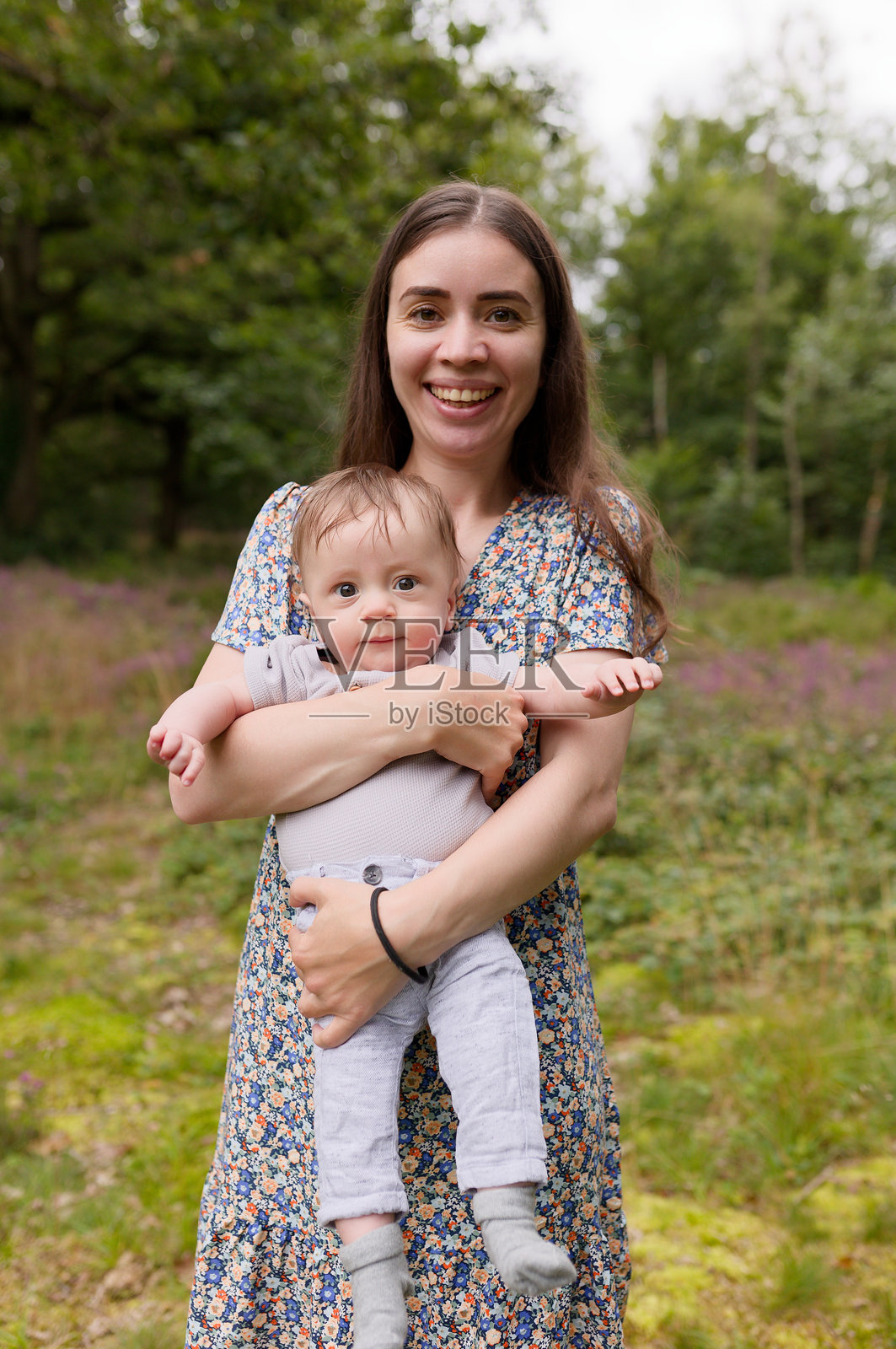 母亲节。幸福的家庭母亲和蹒跚学步的儿子在大自然中玩耍和欢笑照片摄影图片
