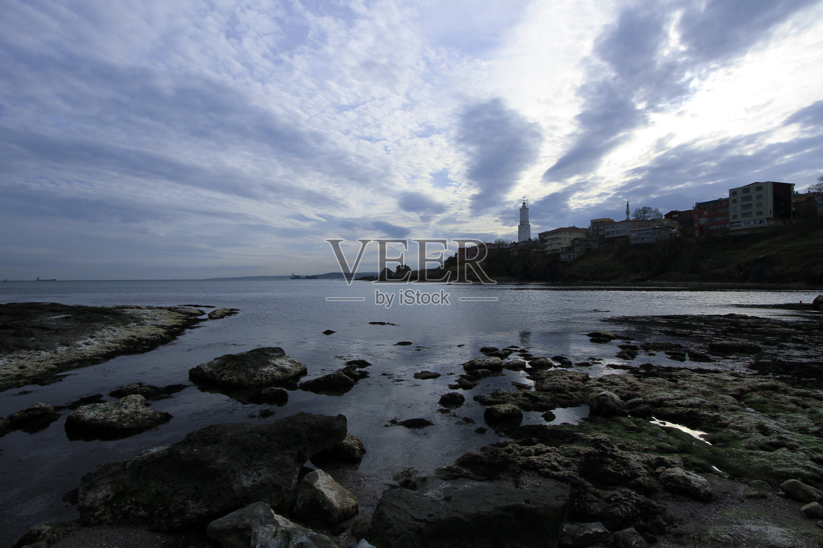 鲁梅利·费内里灯塔,正式名称为t<s:1> rkeli费内里,是一座位于伊斯坦布尔欧洲一侧的灯塔,位于博斯普鲁斯海峡与黑海交汇的北端。照片摄影图片